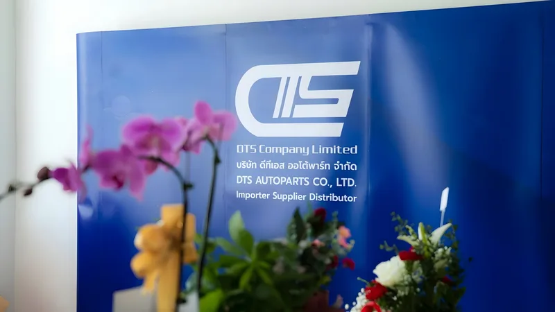 ผนังโลโก้ DTS Auto Parts ที่สำนักงานกรุงเทพฯ