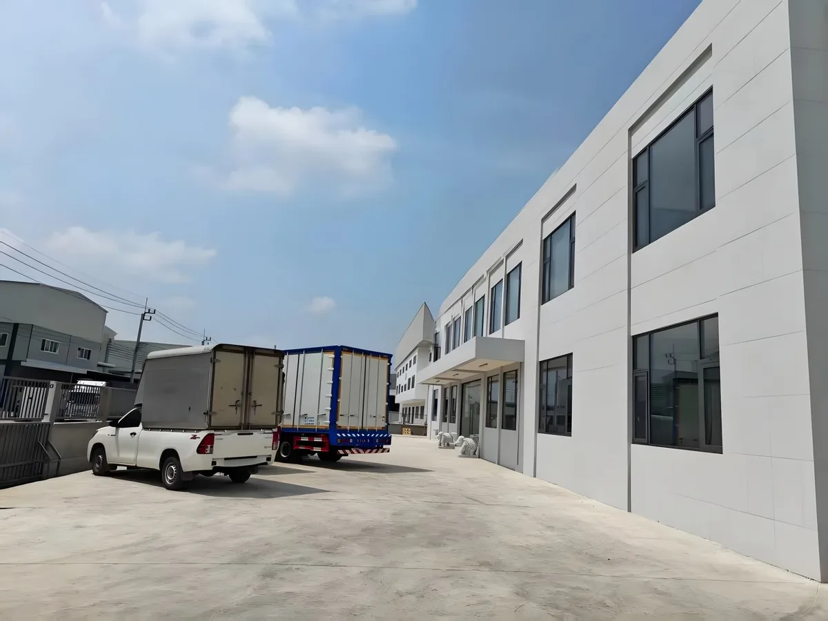 ด้านข้างอาคารและลานของ DTS Auto Parts ในกรุงเทพฯ